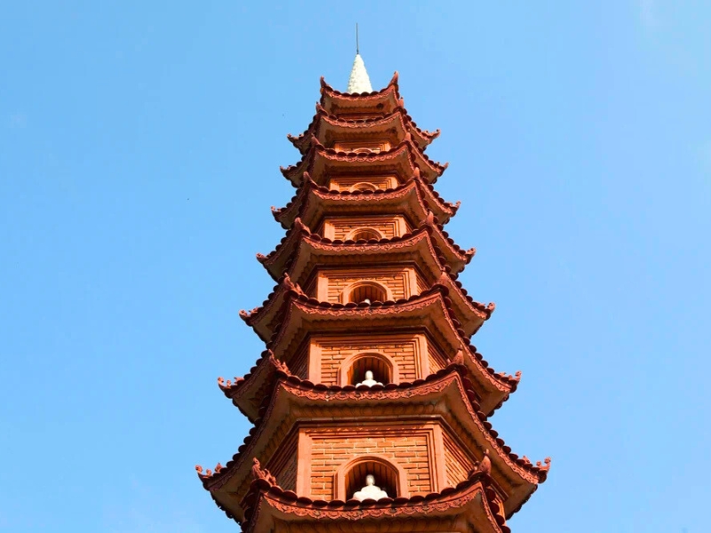 66 statues de Bouddha se trouvent à l’intérieur de la tour de la pagode Trân Quôc