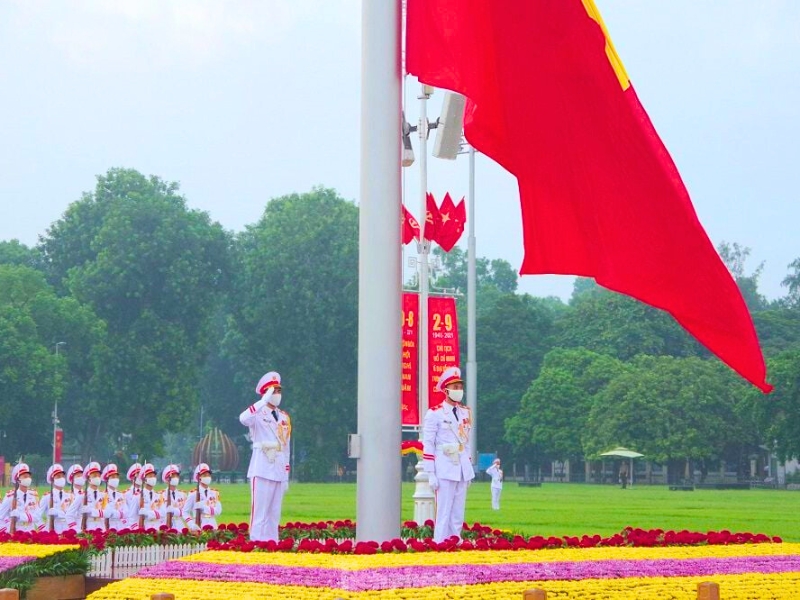 Cérémonie de lever du drapeau au Mausolée Hô Chi Minh