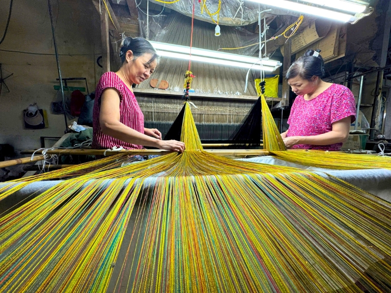 Processus de tissage de la soie dans le village de la soie Van Phuc