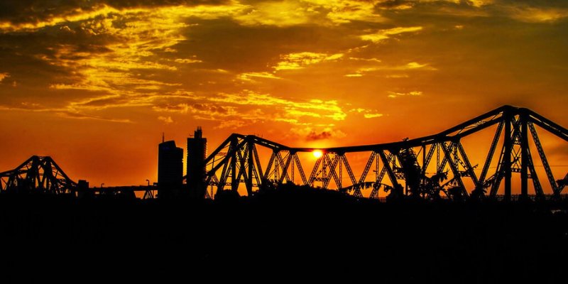 Splendeur du pont Long Biên au crépuscule