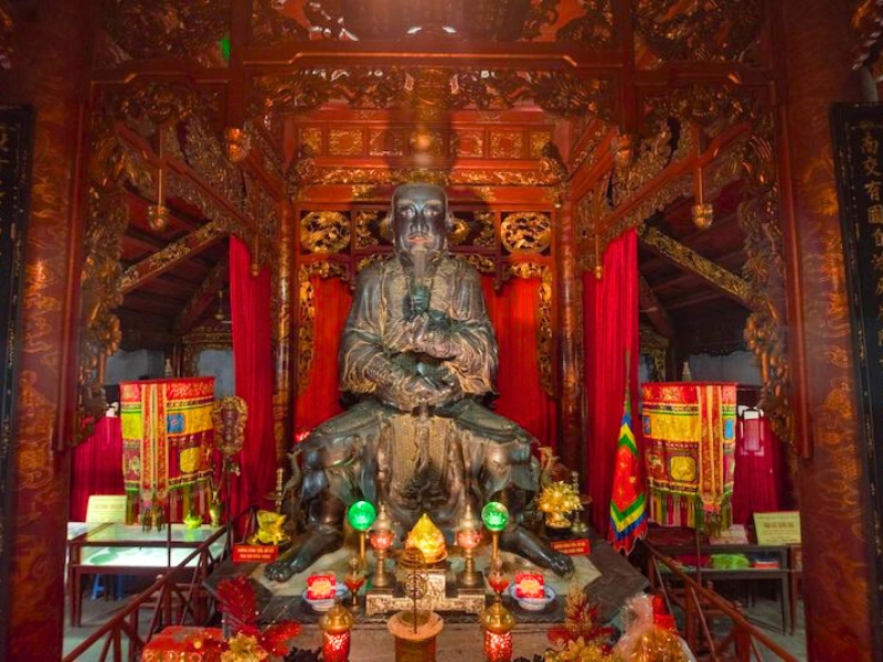 La statue en bronze noir de Huyên Thiên Trân Vu, haute de 3,96 mètres et pesant 4 tonnes, se trouve au temple de Quan Thanh