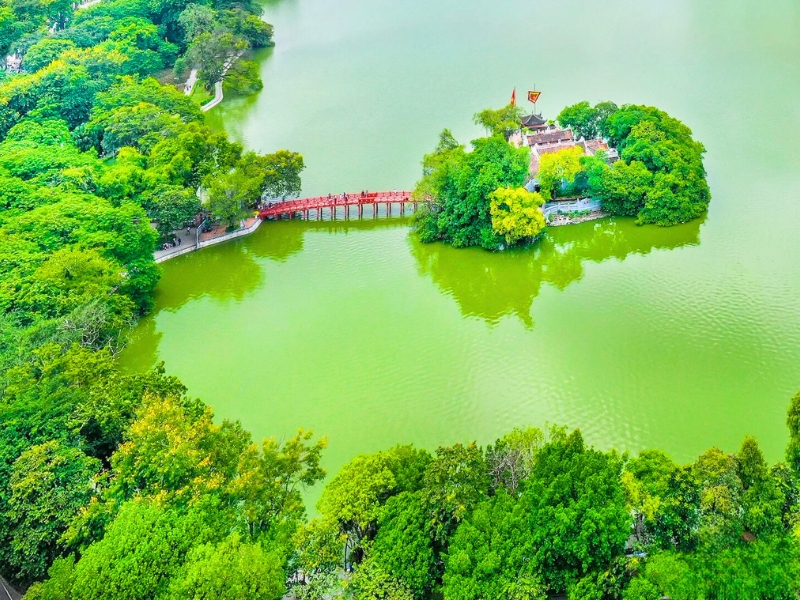 Vue aérienne du temple de Ngoc Son se détachant au cœur du lac Ho Guom (lac de l’Épée restituée)