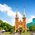 la-cathedrale-notre-dame-symbole-architectural-de-lepoque-coloniale-domine-le-coeur-de-de-saigon