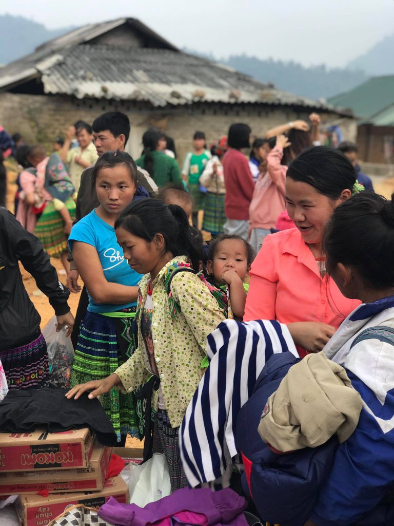 Voyage humanitaire décembre 2020, la visite du père noël au village de Lao