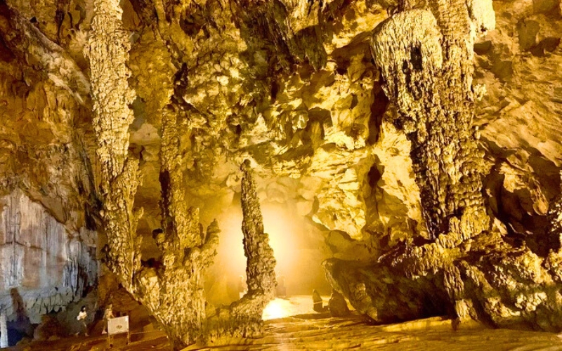 Grotte de Nguom Ngao : un chef-d’œuvre souterrain sculpté par la nature