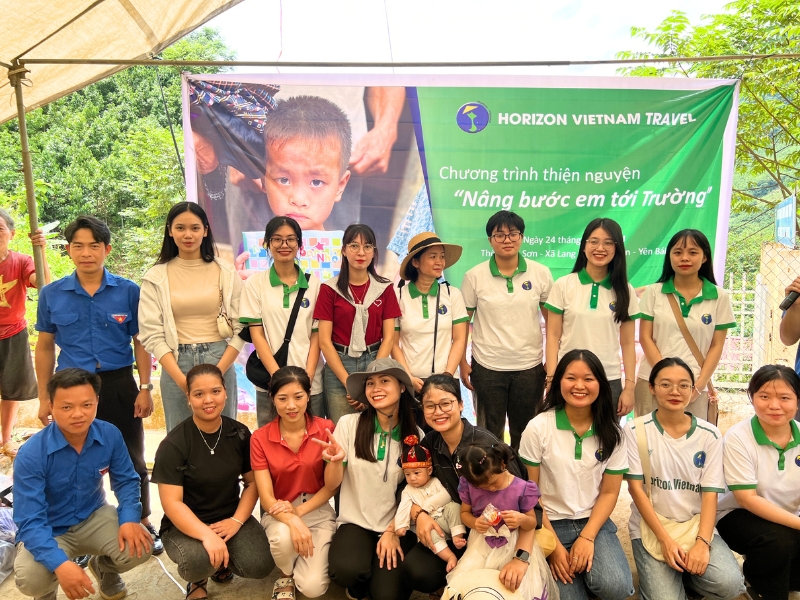 Horizon Vietnam Travel lance le programme Accompagner les enfants sur le chemin de l’école avec des cadeaux pour la rentrée scolaire