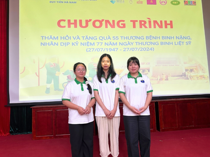 Les représentants d’Horizon Vietnam Travel contribue à apporter la joie et le réconfort aux anciens combattants