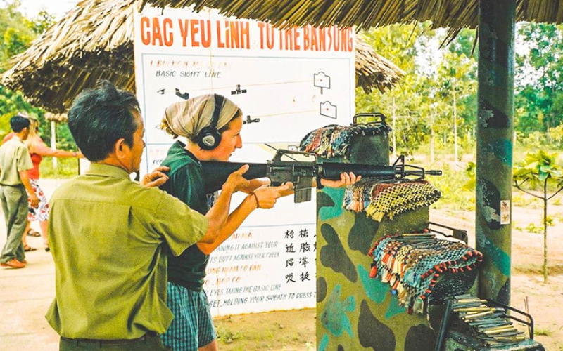 Des visiteurs s’essaient au tir sportif avec fusil militaire Cu Chi