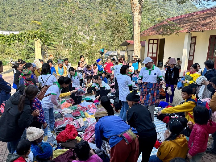 Donner des vêtements neufs aux habitants locaux à Lang Chanh – Thanh Hoa
