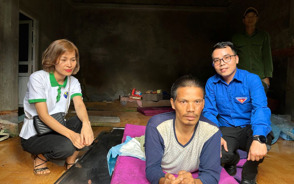 Monsieur Trieu Ton Ton est paralysé, nous lui avons offert un brancard pour faciliter ses déplacements