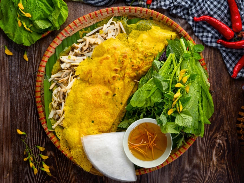 Le Banh Xeo du Sud est généralement plus grand et propose une garniture plus variée