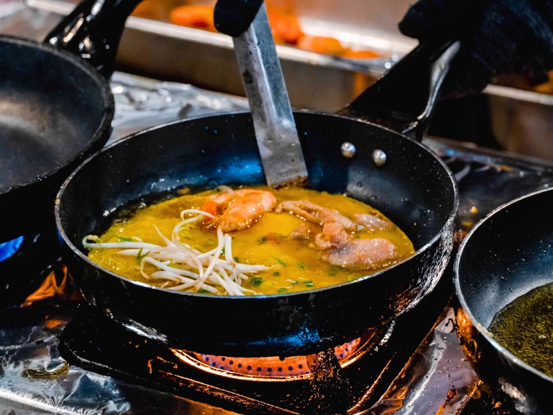 Le nom Bánh xèo provient du crépitement caractéristique xèo xèo émis lorsque la pâte est versée dans une poêle chaude