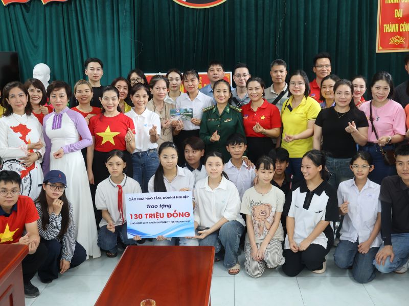 Les bénévoles apportent 130 millions de VND d’aide aux élèves du collège Thanh Thuy