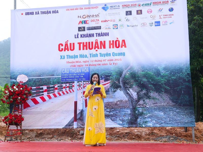 Cérémonie d'inauguration du pont Thuan Hoa