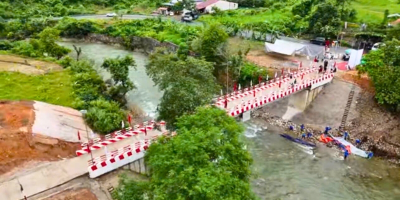 Vue aérienne du pont Thuân Hoa