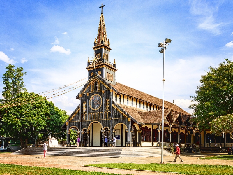 Cathédrale en bois de Kon Tum