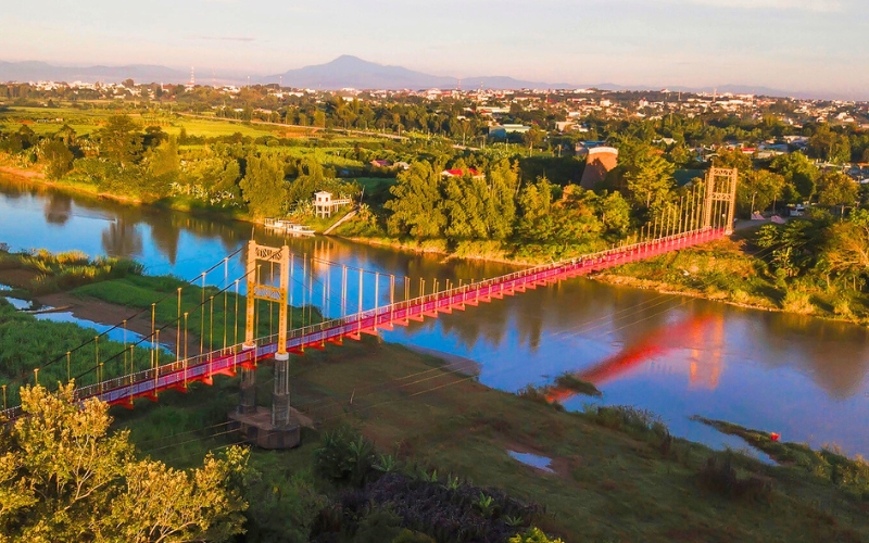 Les deux rives de la rivière Đăk Bla