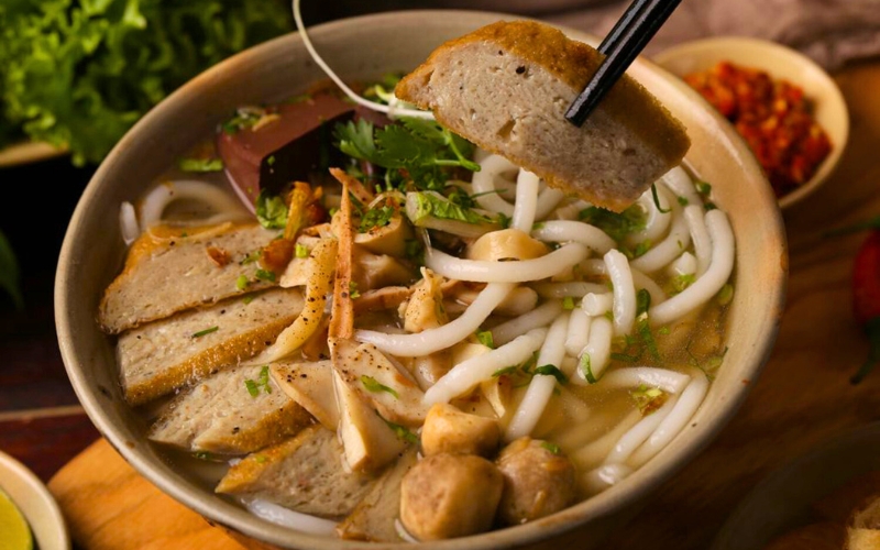 Soupe de nouilles épaisses au pâté de poisson Mui Ne