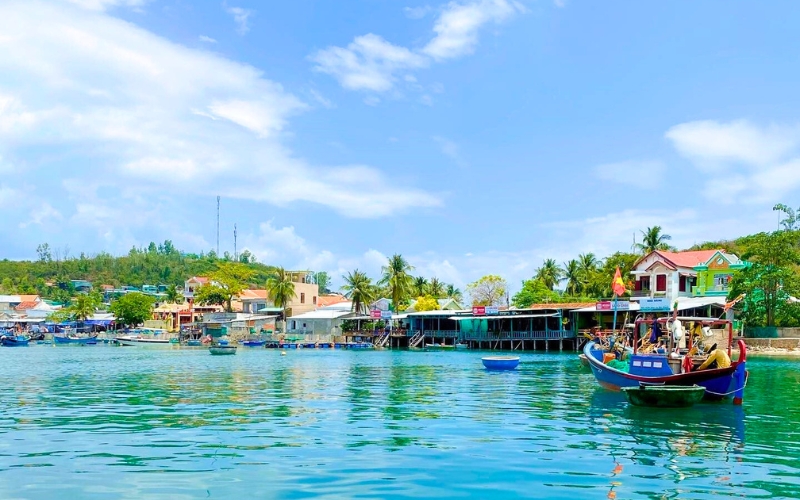 Hon Mieu, perle de la baie de Nha Trang, avec sa plage Tranh mi-sable, mi-galets et ses eaux cristallines