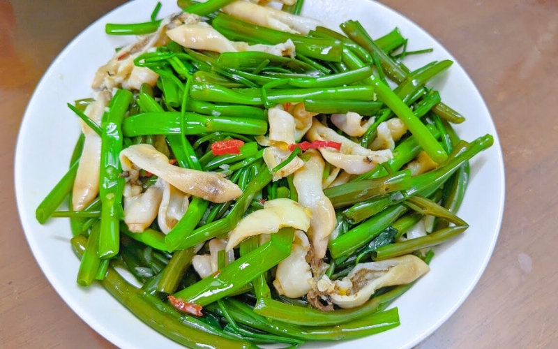 Coquillages couteaux sautés au liseron d’eau – un classique savoureux de la cuisine de Saigon