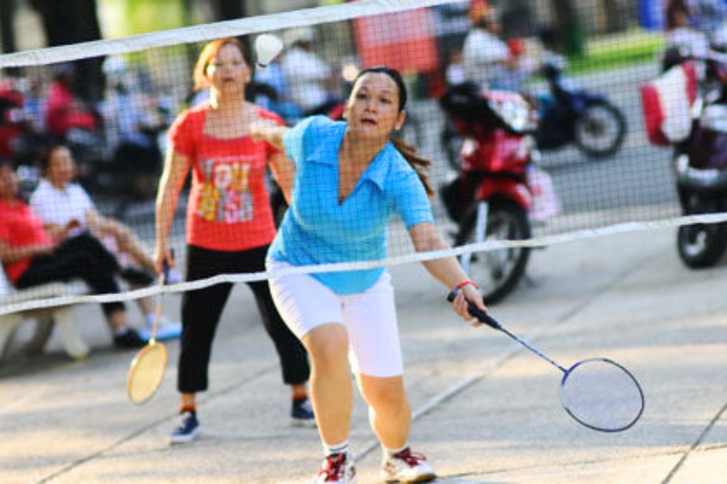 Le badminton, un sport de plein air très apprécié au Vietnam, réunit toutes les générations dans les parc