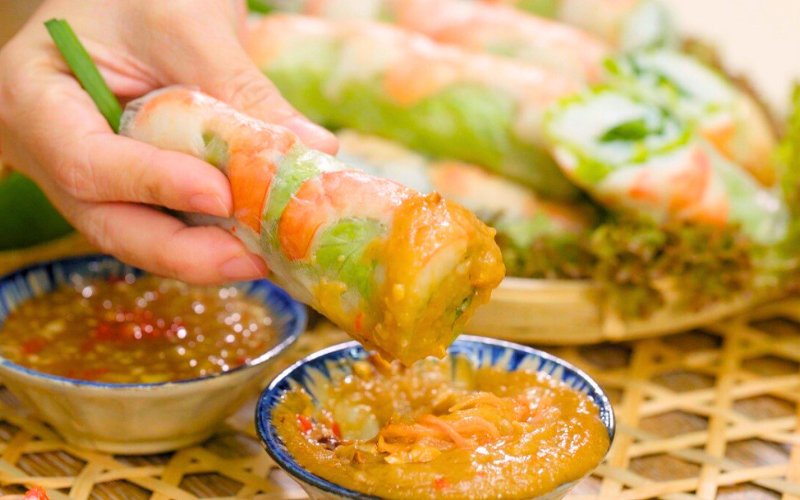 Crémeuse et douce, la sauce à la cacahuète sublime chaque bouchée de goi cuon