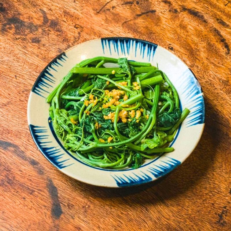 Jeunes pousses de chayote sautées à l’ail, un légume tendre et croquant très apprécié