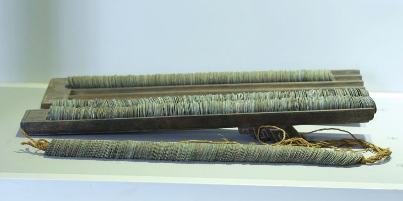 Outil de mesure de monnaie sous le règne de Gia Long, témoin du système monétaire vietnamien ancien (Musée de la ville de Hô Chi Minh)