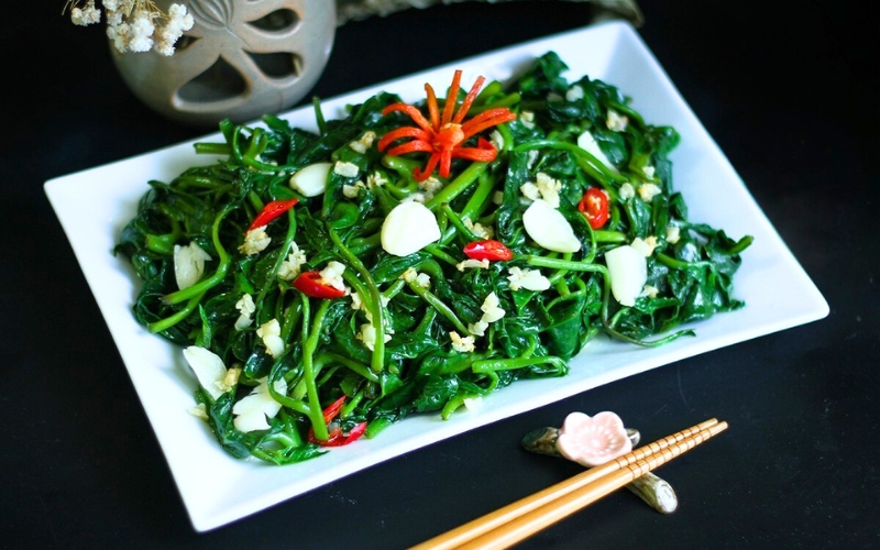 Feuilles de mong toi sautées à l’ail, un plat parfumé et nutritif du quotidien au Vietnam