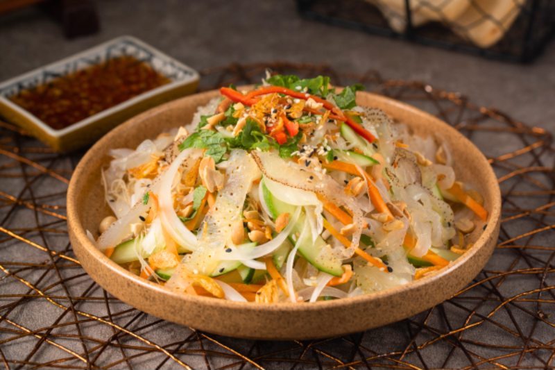 Goi sua – salade vietnamienne de méduse, mêlant fraîcheur, croquant et saveurs marines