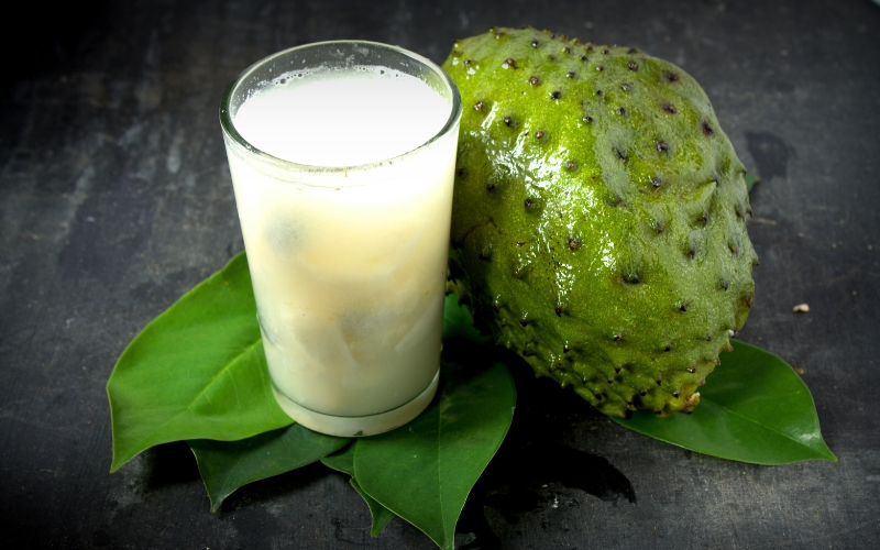 Smoothie vietnamien au corossol, onctueux et rafraîchissant, idéal pour les journées chaudes