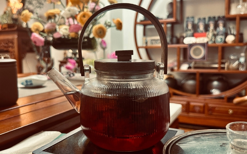 Une théière de tisane remplie de douceur et de bienfaits